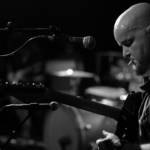 Alain Johannes, con la guitarra en la mano www,sonidosocultos.com Reportaje SO, Perfiles SO